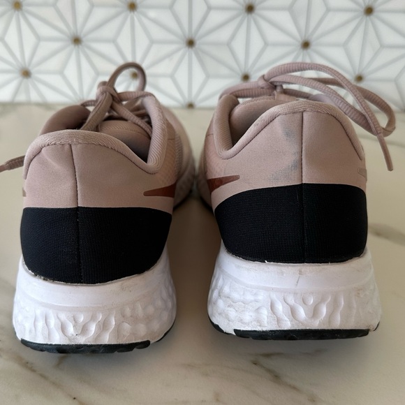 Nike Women's Revolution 5 Athletic Shoe-BQ3207-600, Size 9.5 - Picture 6 of 10